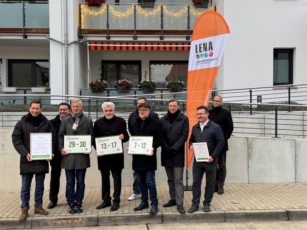 Zeigt her eure Grünen Nummern: Fototermin vor dem ausgezeichneten Neubau in Halberstadt.