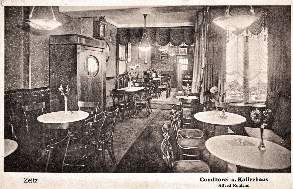 Die einladende Atmosphäre des Kaffeehauses Rohland mit seinem Wiener Charme und den Marmortischen verfehlte ihre Wirkung nicht. 