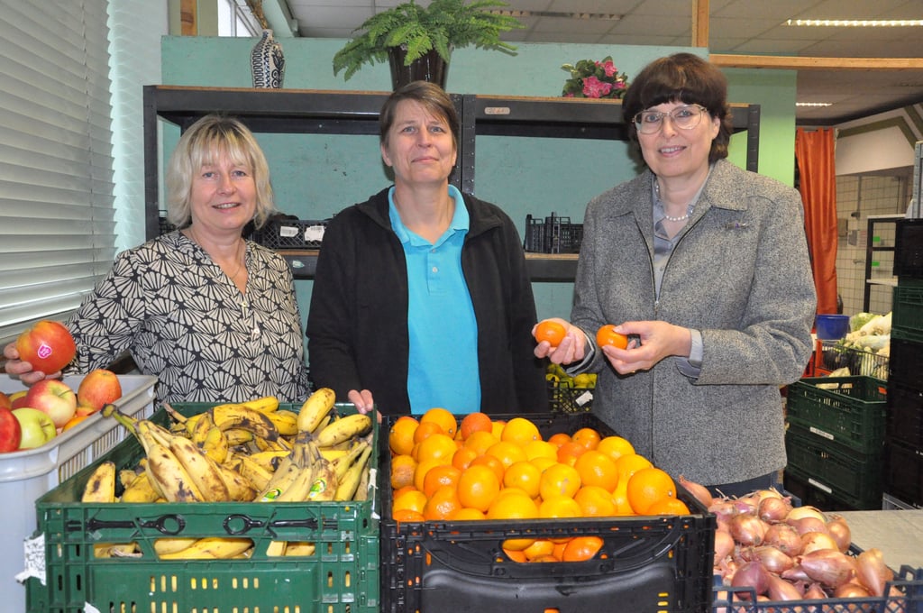 Die Spenderinnen Nicole Becker und Kathrin Kalkstein ließen sich kürzlich von Barbara Quast (v.l.) die Räume der Tafel in Salzwedel zeigen.