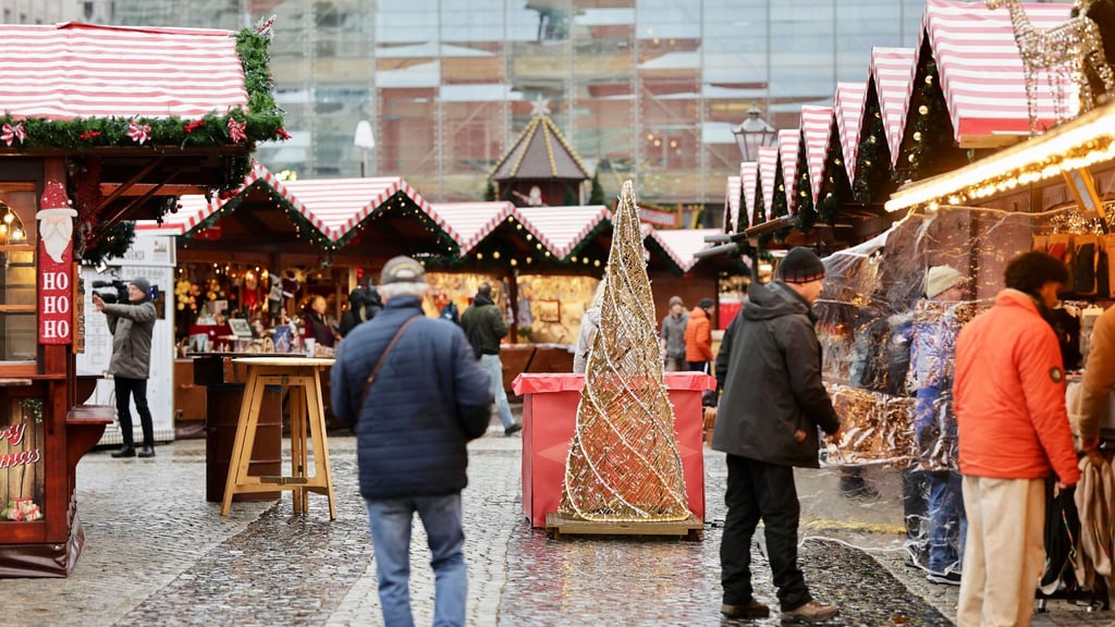 Am Vormittag öffnete der Magdeburger Weihnachtsmarkt offiziell - genau elf Monate nach dem Anschlag.