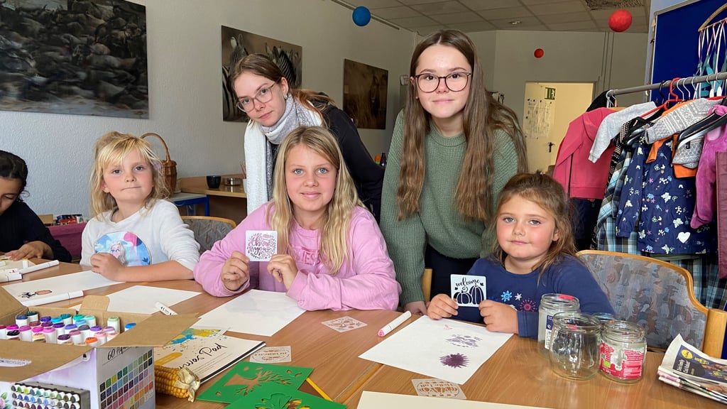 Nica Stein und Nayla Peseke (obere Reihe) sind beide 13 Jahre alt und gehen in die 8. Klasse im Roland Gymnasium in Burg. In ihrer Freizeit geben sie nun einen Malkurs.