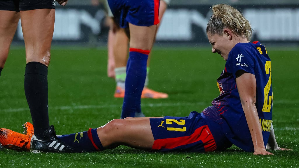 Julia Landenberger nach ihrer Verletzung gegen Werder Bremen.