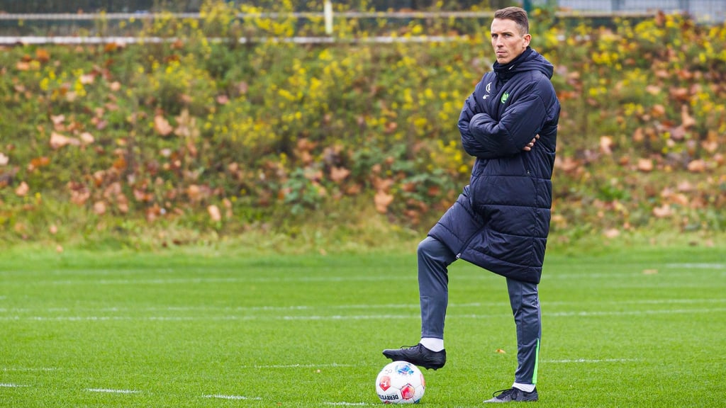 Wolfsburgs Interimscoach Daniel Bauer freut sich auf den Neustart.