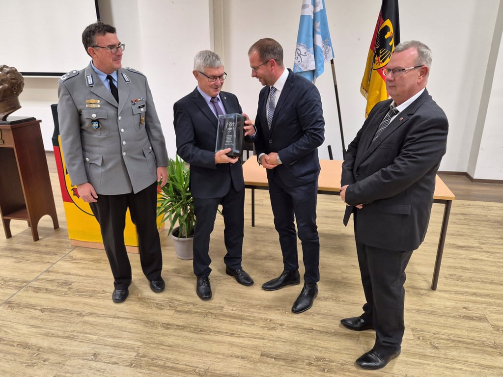 Bürgermeister Philipp Stark überreichte den Preis an Romeo Stellmacher (2. v. l.), was Laudator Christoph Krohn (l.) und Clausewitz-Erinnerungsstättenleiter Rolf Reiner Zube freute.