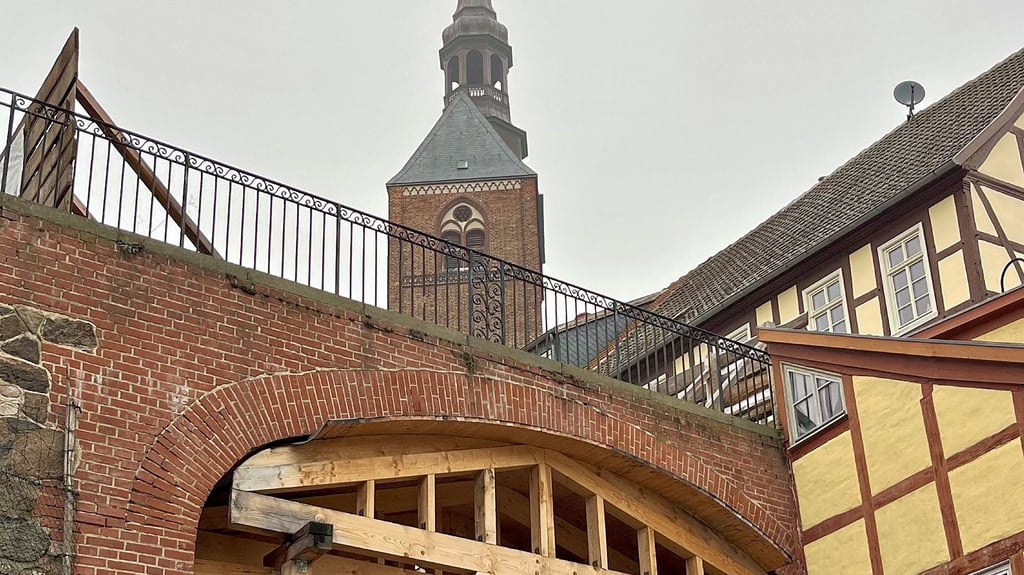 Die Brücke über die Roßfurt ist gesperrt. Der Weg darunter ist frei.