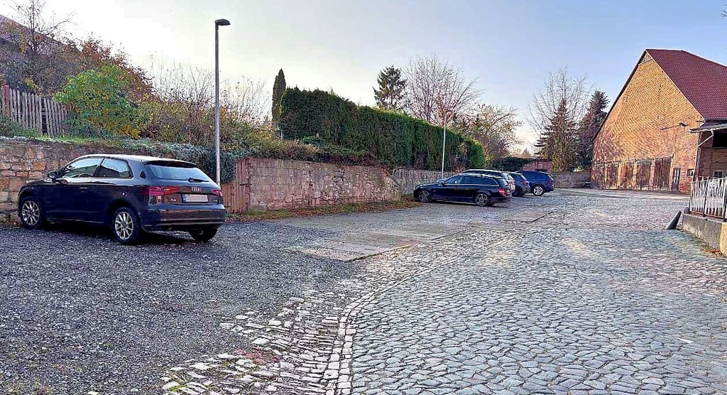 Das ist der aktuelle Zustand des Parkplatzes am Baderslebener Ärztehaus. Die Fläche soll über eine Leader-Förderung neu gestaltet werden. Eines von mehreren Projekten.