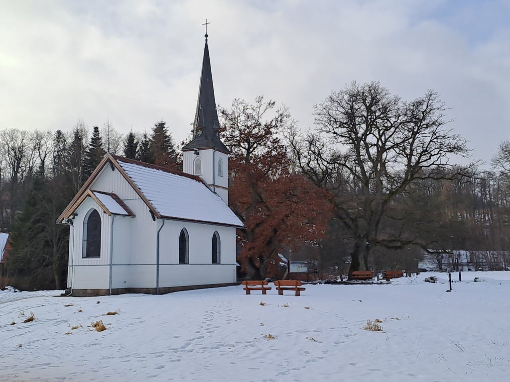 Die Holzkirche in Elend im Winter 2024. Dort findet der Weihnachtsmarkt am Samstag, 29. November 2025, statt.
