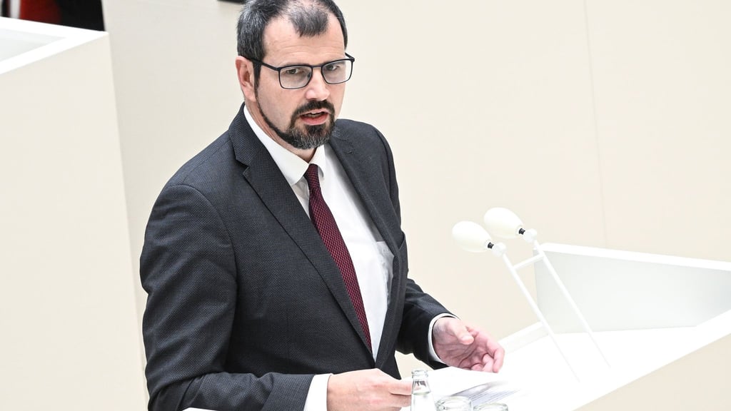 Brandenburgs Bildungsminister Steffen Freiberg (SPD) geht im Landtag auf die Sprachförderung von Kita-Kindern ein.