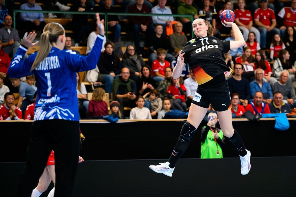 Die deutschen Handballerinnen haben den WM-Test in der Schweiz klar gewonnen.
