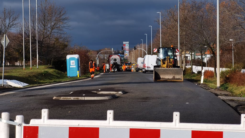 Asphaltierungsarbeiten auf der B81 - Neue Halberstädter Straße in Blankenburg - zwischen Aral-Tankstelle und Gewerbegebiet Lerchenbreite.  Spätestens ab 28. November 2025 soll der Verkehr dort wieder rollen.