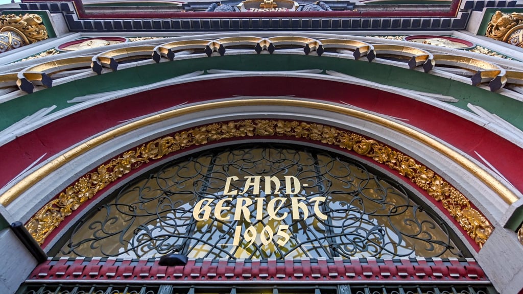 Ein Jugendlicher soll rund 80 Bombendrohungen verschickt haben. (Symbolbild)