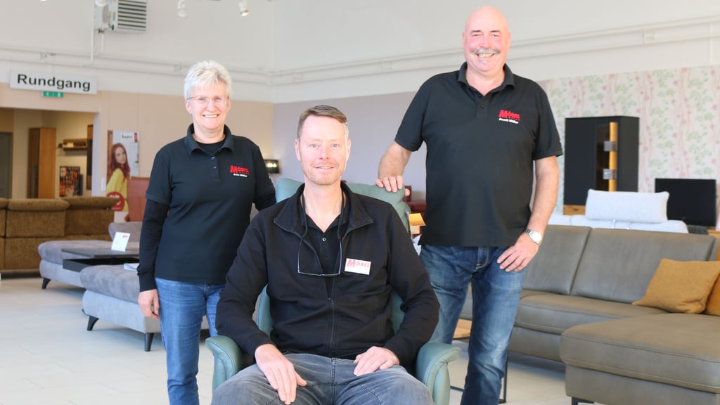 Anke und Frank Müller gaben ihr Möbelhaus in Thale an Philipp Hallermann (vorne) ab.