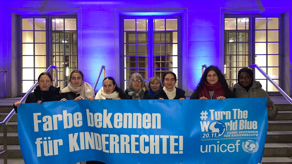 Das Theater in der Magdeburger Innenstadt wurde am 20. November 2025 ganz in Blau getaucht.