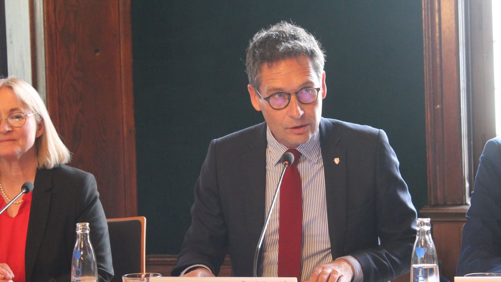 Halles Oberbürgermeister Alexander Vogt muss sich wegen mutmaßlich unvollständiger Akten zum geplanten Moschee-Neubau in Halle-Neustadt erklären.