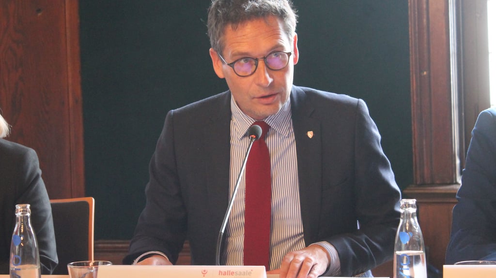 Halles Oberbürgermeister Alexander Vogt muss sich wegen mutmaßlich unvollständiger Akten erklären.