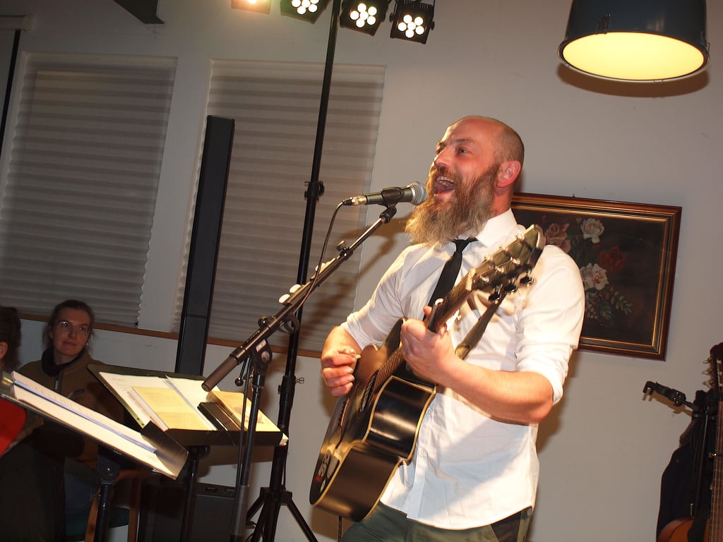 Max Heckel kommt im Februar nach Genthin und wird ein Wohnzimmerkonzert spielen.