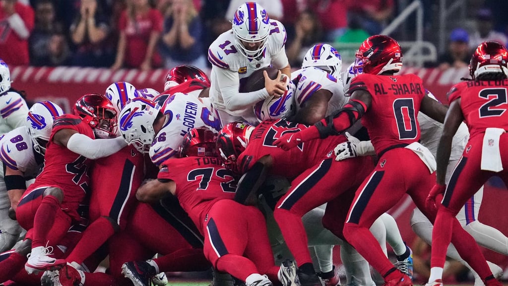 Josh Allen (oben) hatte es immer wieder mit zahlreichen Verteidigern zu tun.