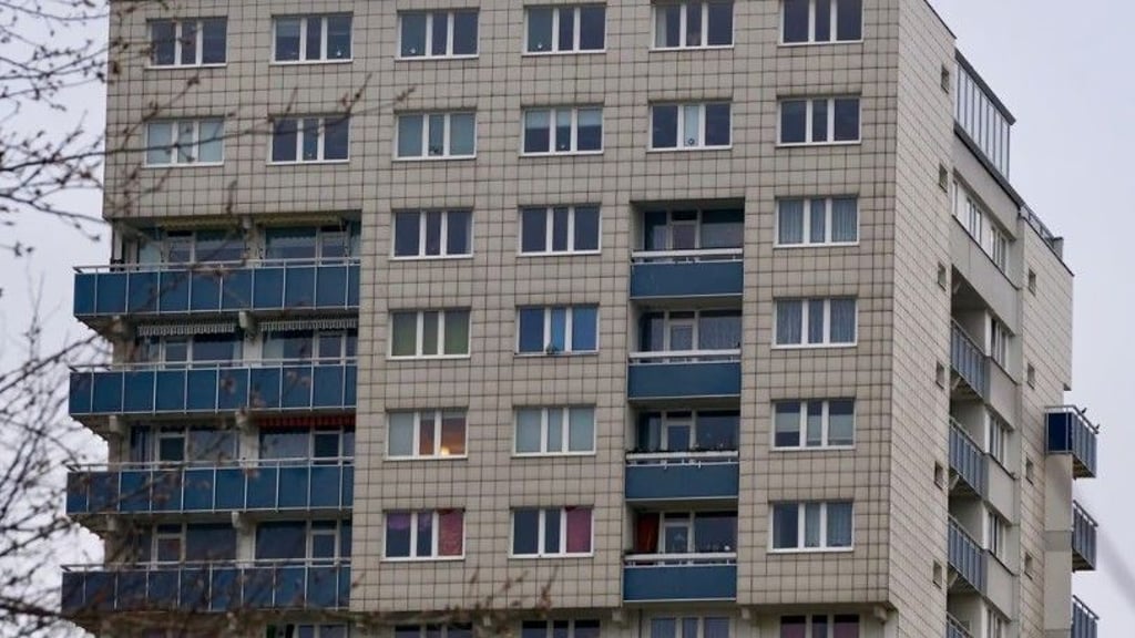 Das ist ein Grand-City-Hochhaus in Halle-Neustadt.