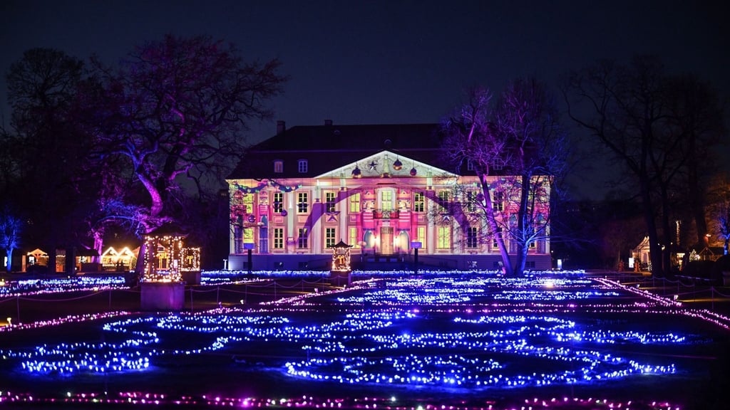 Die Lichtinstallationen zu „Weihnachten im Tierpark“ in Berlin-Lichtenberg wurden am Abend eröffnet.