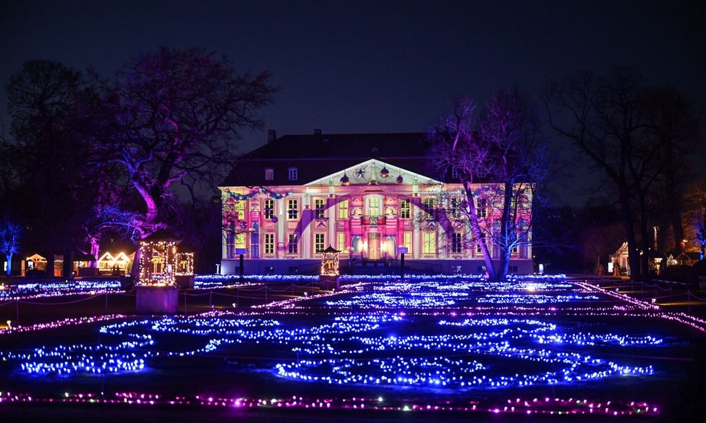 Die Lichtinstallationen zu „Weihnachten im Tierpark“ in Berlin-Lichtenberg wurden am Abend eröffnet.