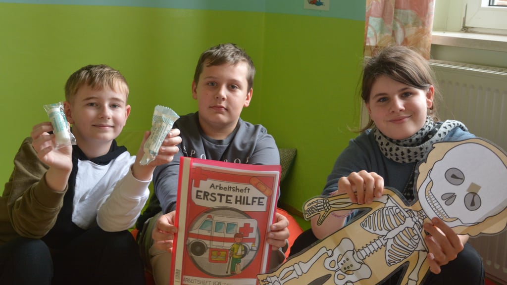 Maddox, Tobias und Sofia (von links) lernen seit Neuestem, wie Erste Hilfe funktioniert und können damit als Schulsanitäter sogar ihre Mitschüler verarzten.