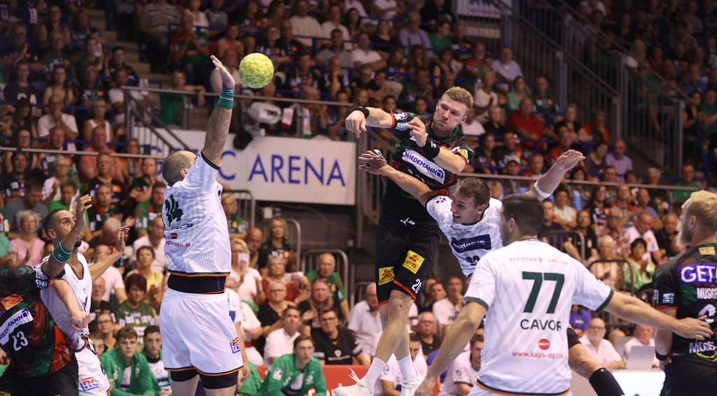 In der vergangenen Saison feierte der SCM in eigener Halle einen 35:28-Sieg gegen Wetzlar. Phlipp Weber wirf hier eines seiner sieben Tore.