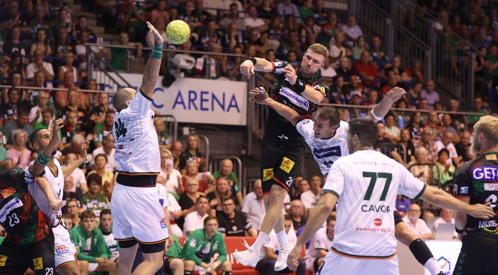 In der vergangenen Saison feierte der SCM in eigener Halle einen 35:28-Sieg gegen Wetzlar. Phlipp Weber wirf hier eines seiner sieben Tore.