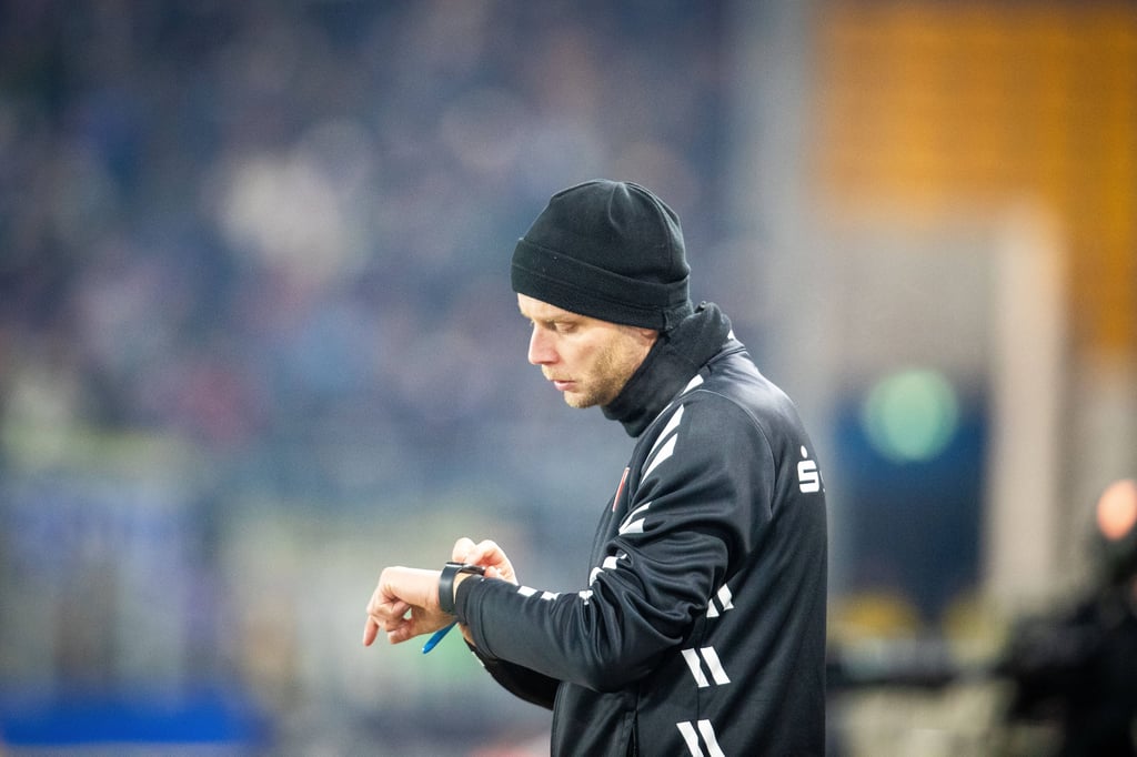 HFC-Trainer Robert Schröder darf nicht jubeln. In der Nachspielzeit gab sein HFC den möglichen Auswärtssieg in Jena noch aus der Hand.