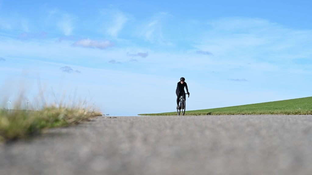 Das Wochenende startet freundlich und sonnig. (Symbolbild)