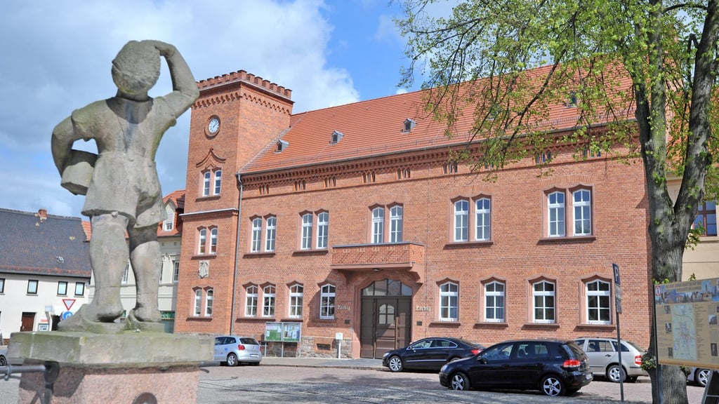 Im Zörbiger Rathaus werden die Lieferverträge mit Köthen Energie unterschrieben und gesiegelt. Das hat der Stadtrat beschlossen.