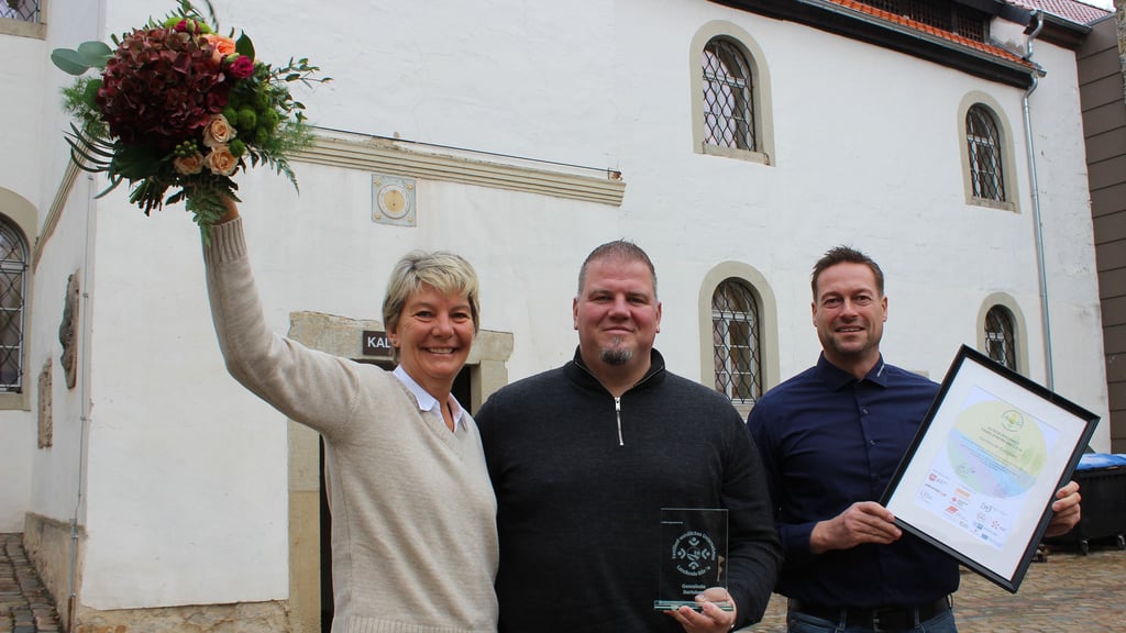 Für die Gemeinde Barleben freuen sich Ines Rudolph, Bürgermeister Frank Nase und Presseverantwortlicher Thomas Zaschke über das Siegel „Familienfreundliches Unternehmen“ – und das bereits zum zweiten Mal.