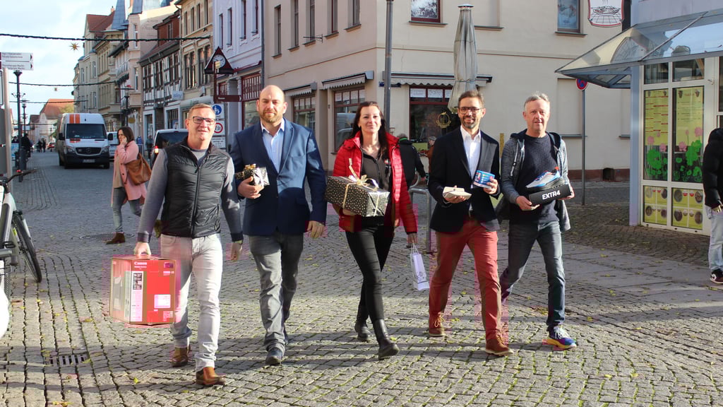Stellvertretend für die 26 Händler und Firmen aus Haldensleben präsentieren Torsten Jordan (von links), Michael Schleevoigt, Anja Broedenfeldt, Marco Schätzing und Mario Kämpf ihre Gewinne der Winter-Rätsel-Rallye.