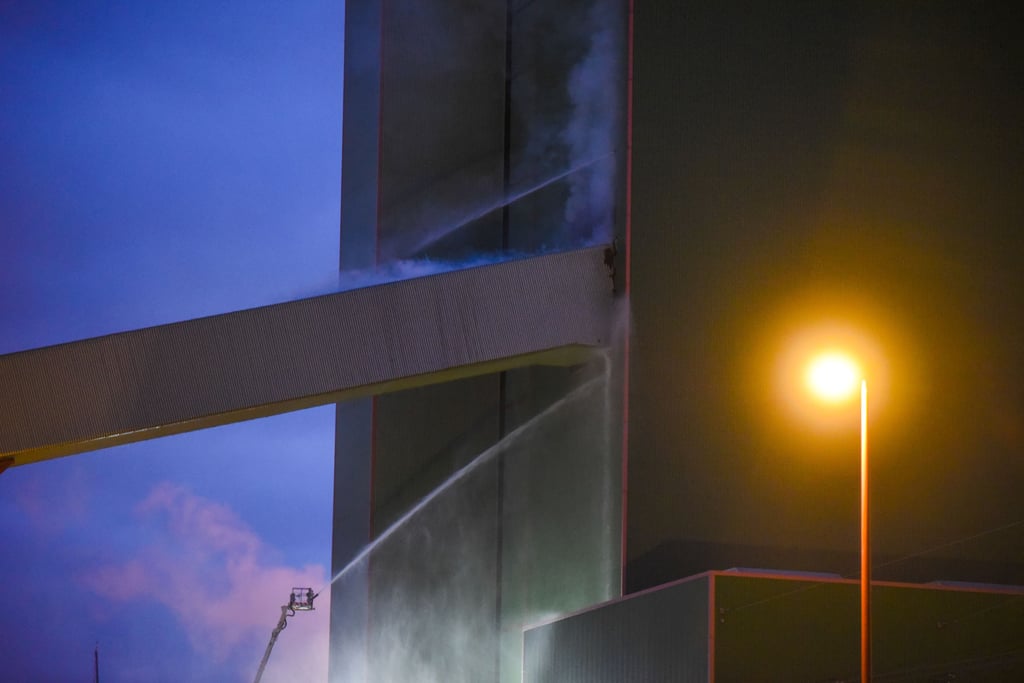 Die Einsätzekräfte versuchten am Donnerstagabend sowohl von außen als auch von innen den Brand im Kraftwerk Schkopau zu löschen.