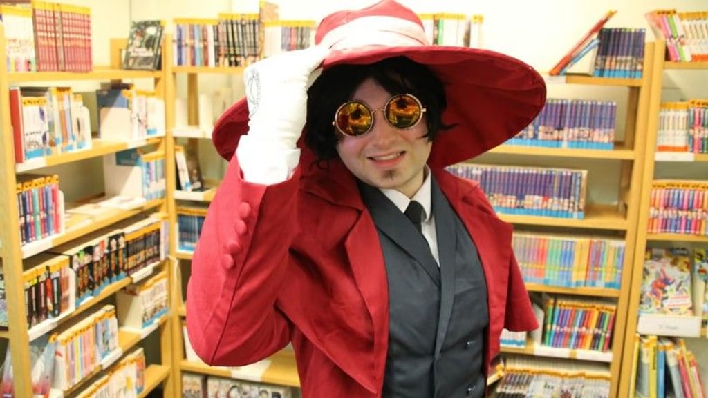 In der Manga-Ecke der halleschen Stadtbibliothek zeigt Max Heimann sich als Alucard aus der Anime-Serie Hellsing.