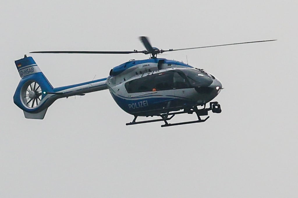 Der Polizeihubschrauber kam am Freitag (21. November 2025) in Magdeburg wieder zum Einsatz. 