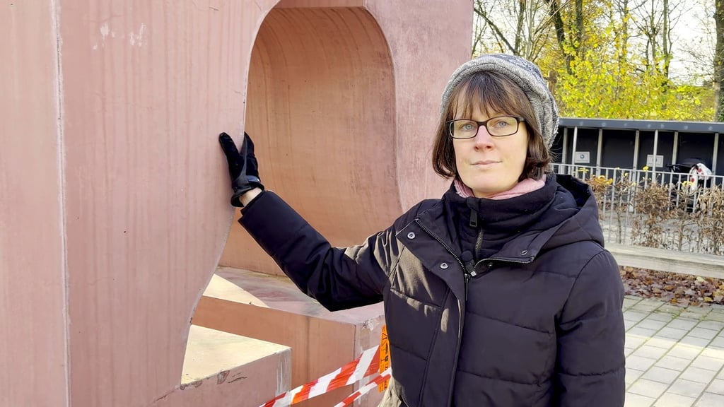 Pastorin Angela Walther trauert um die Glocke.