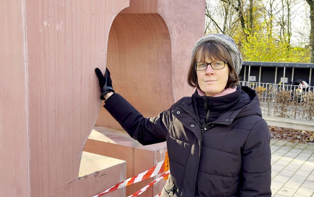 Pastorin Angela Walther trauert um die Glocke.