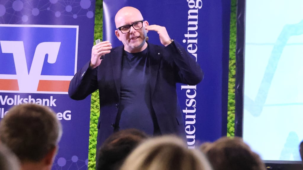 Thorsten Hahn ist Finanzexperte. In Halle klärte er das Publikum im MZ-Medienhaus über die Abzockemethoden von Betrügern auf.  