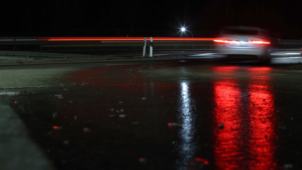 Fünf Fahrzeuge sind auf der A20 durch die glatte Straße verunfallt. (Symbolbild)