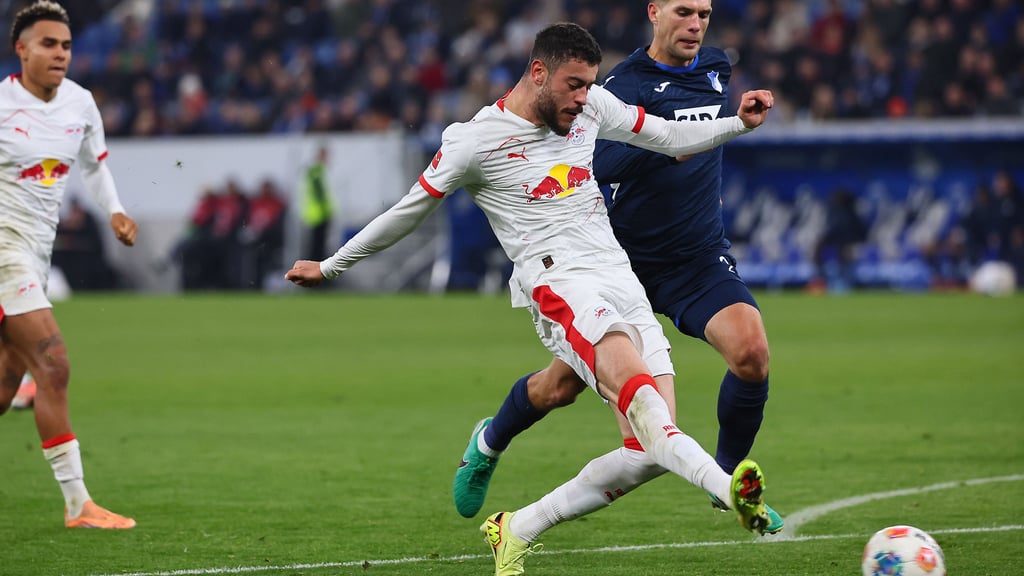 Gereizt! RB Leipzigs Stürmer Romulo schmerzt das Knie.