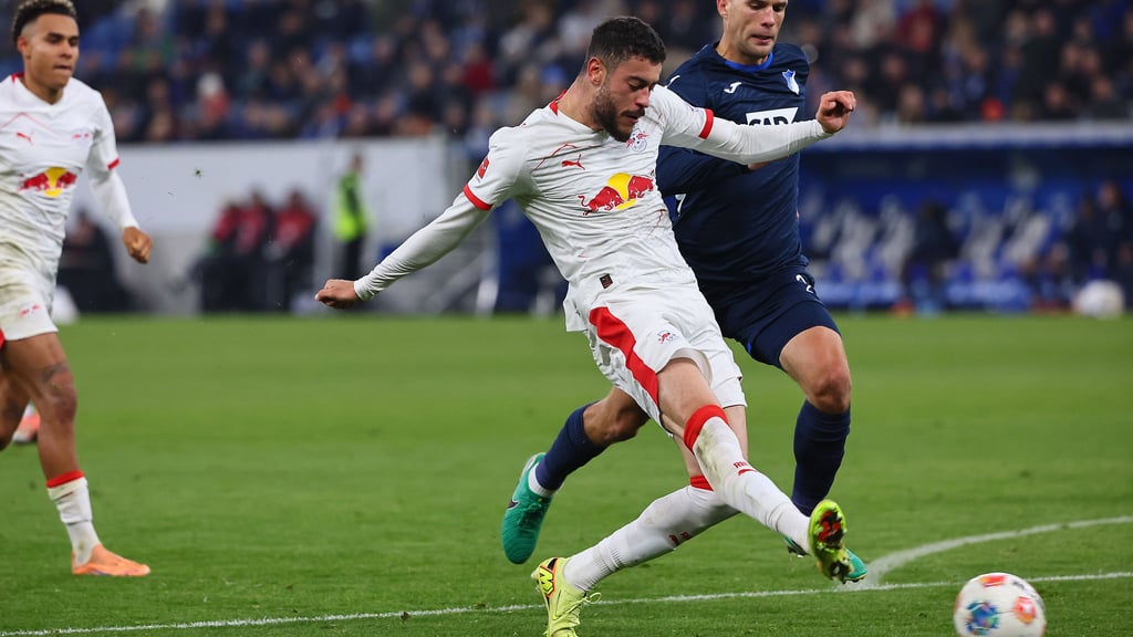 Gereizt! RB Leipzigs Stürmer Romulo schmerzt das Knie.