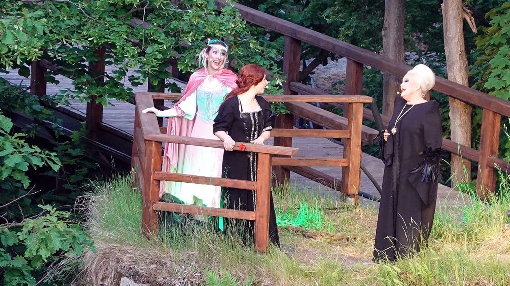 „Walpurga – das Musical“ – hier eine Szene auf einer Nebenbühne – kehrt zurück auf den Hexentanzplatz in Thale. 