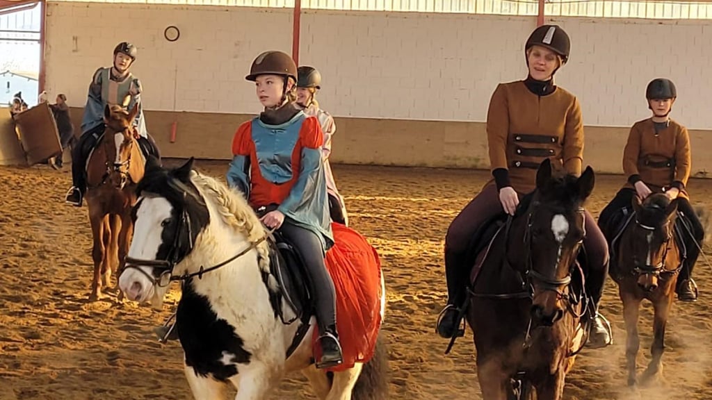 Der Reit- und Fahrverein Pappelhof Bottmersdorf/Blumenberg bietet für Märchenfans eine tierische Vorführung an.