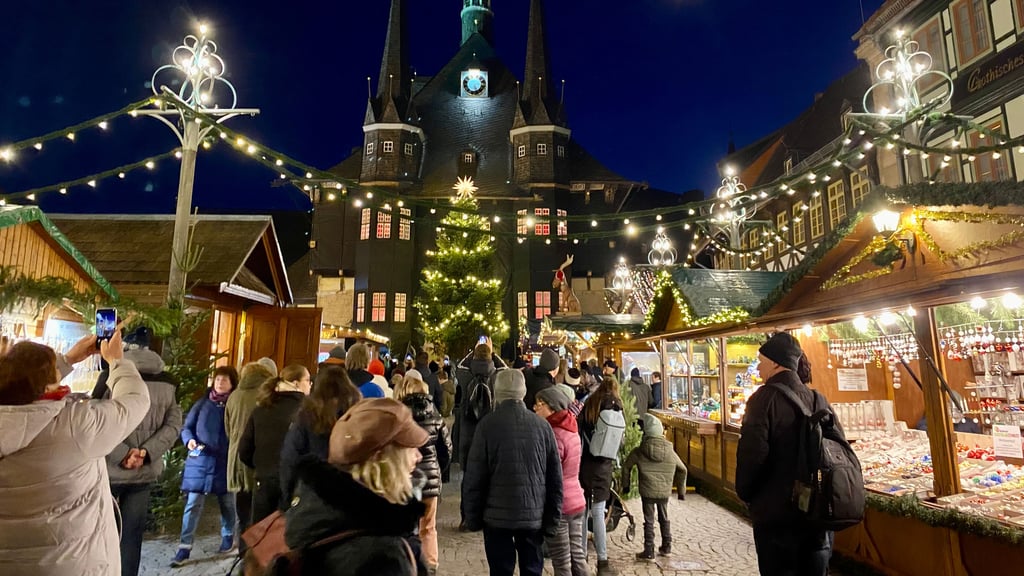Der Weihnachtsmarkt in Wernigerode ist offiziell eröffnet. Trotz mehrerer Drohanrufe gegen öffentliche Einrichtung der Stadt in der vergangenen Woche lassen sich die Einwohner der Harz-Stadt die Vorfreude auf den Advent nicht nehmen.