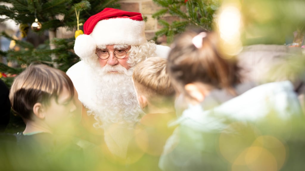 Kinder freuen sich, wenn sie ihn sehen: den Weihnachtsmann. Ob sie an ihn glauben oder nicht - er gehört zum Weihnachtsfest einfach dazu. Aber wo kommen sie her?