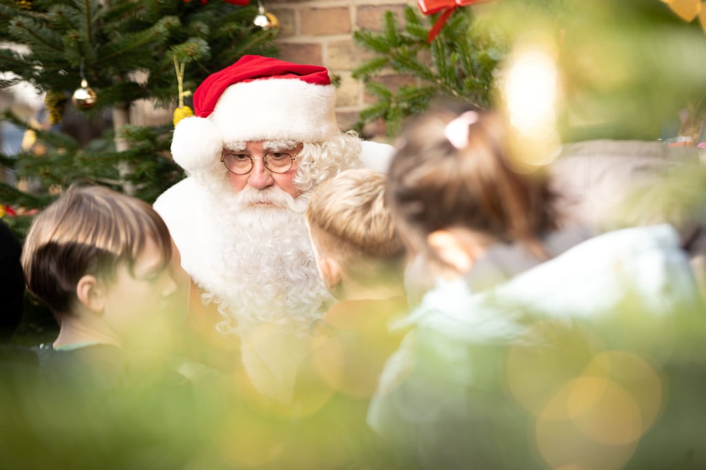 Kinder freuen sich, wenn sie ihn sehen: den Weihnachtsmann. Ob sie an ihn glauben oder nicht - er gehört zum Weihnachtsfest einfach dazu. Aber wo kommen sie her?