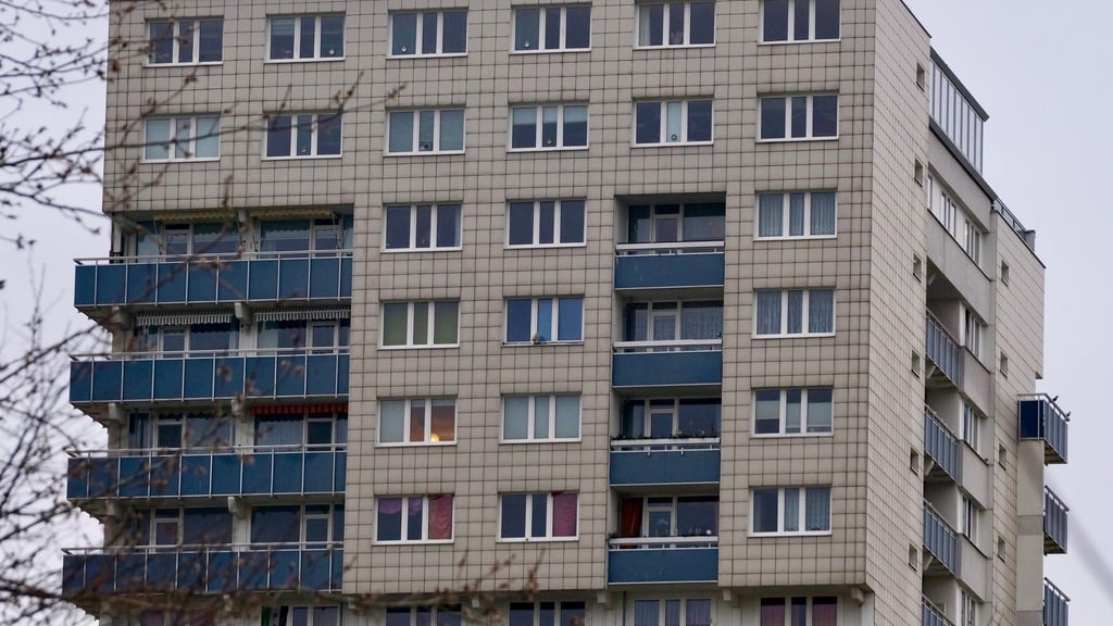 Das ist ein Grand-City-Hochhaus in Halle-Neustadt.