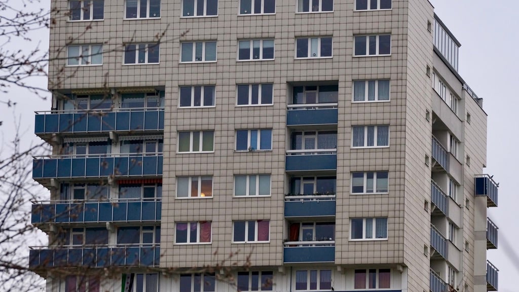 Das ist ein Grand-City-Hochhaus in Halle-Neustadt. Die Mieter hier zahlen überdurchschnittlich viel Geld für die Gebäudeversicherung. Zockt der Vermieter seine Kunden ab?&nbsp;