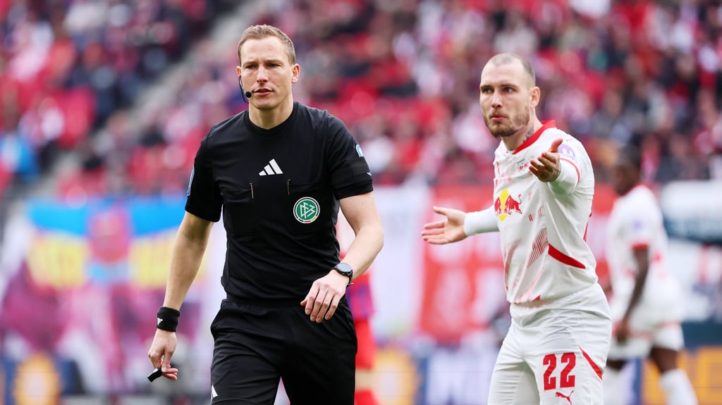 Gabs Ärger? Schiedsrichter Martin Petersen und RB-Kapitän David Raum.