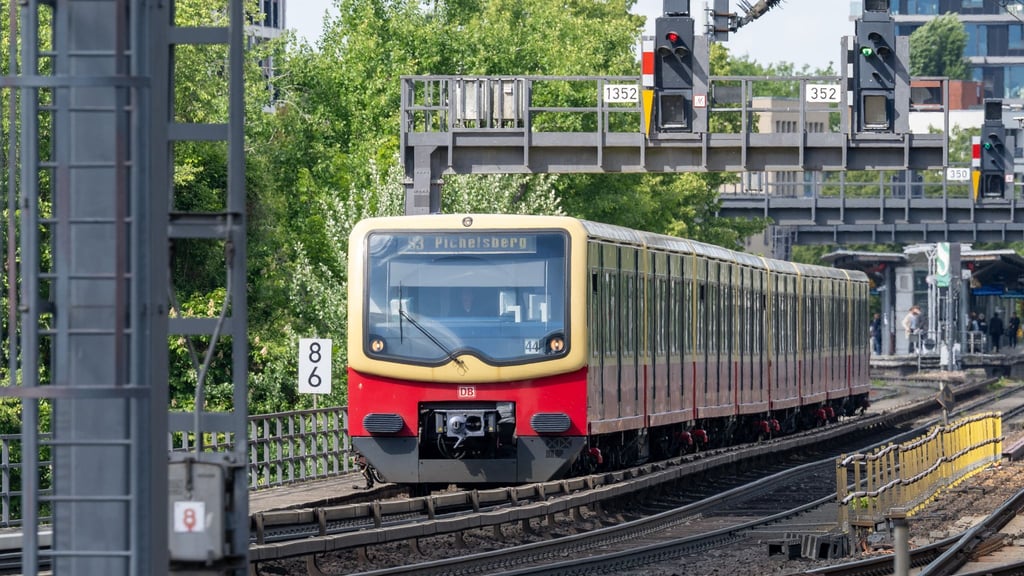 Die Berliner S-Bahn vermeldet am Freitagmorgen mehrere Störungen. (Symbolbild)